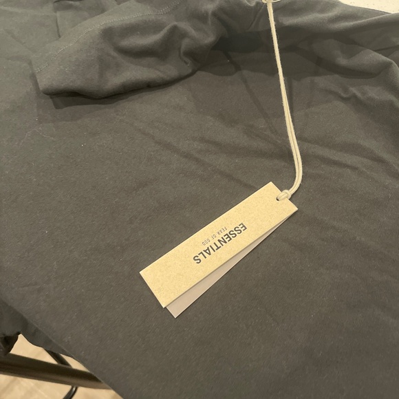 Essentials t-shirt size M - Picture 4 of 5